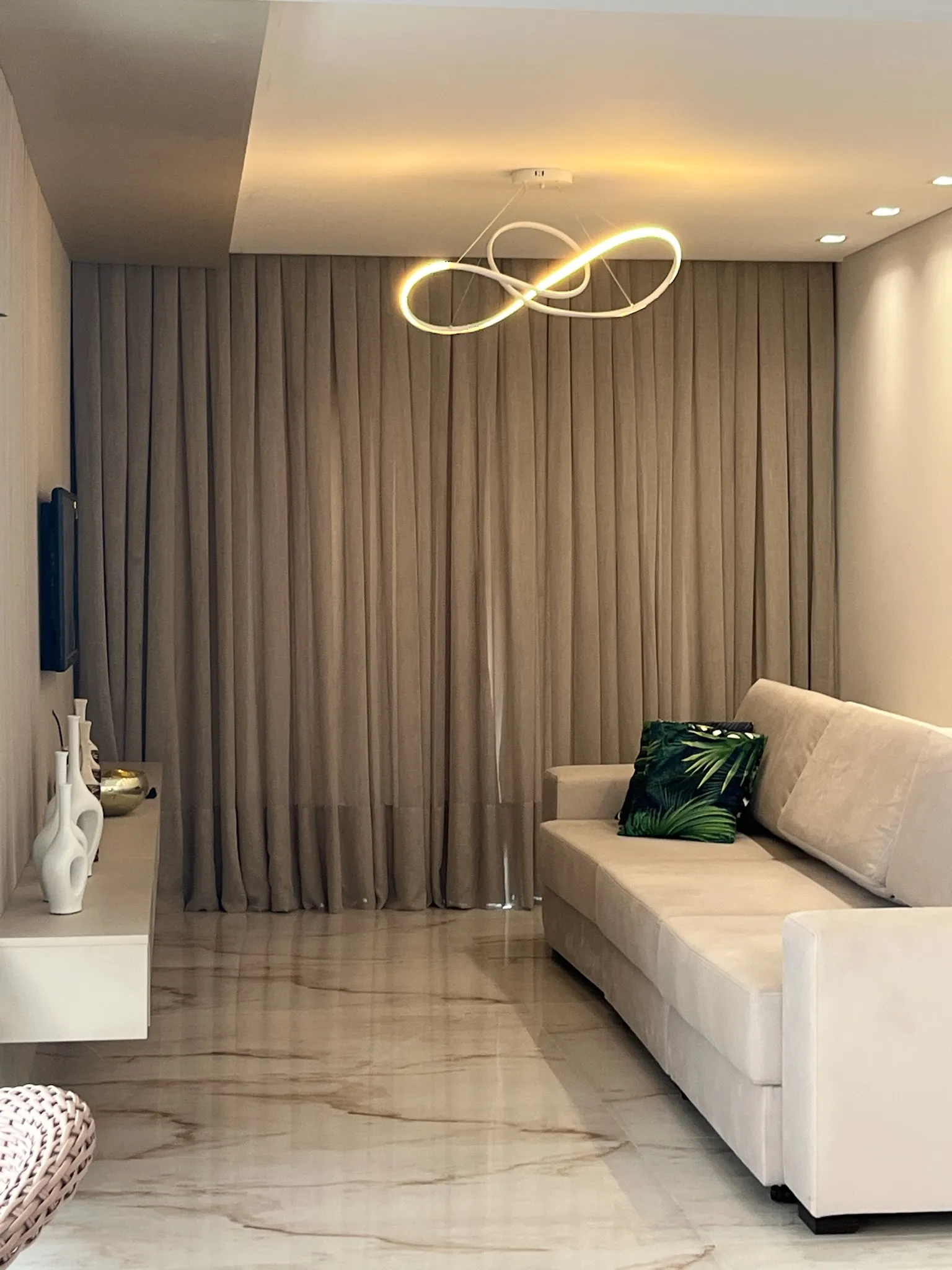 Sala com vista para o mar depois da instalação da cortina sob medida